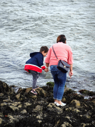 Miaomiao and Max at the beach at the Bolwerk street at Oudeschild