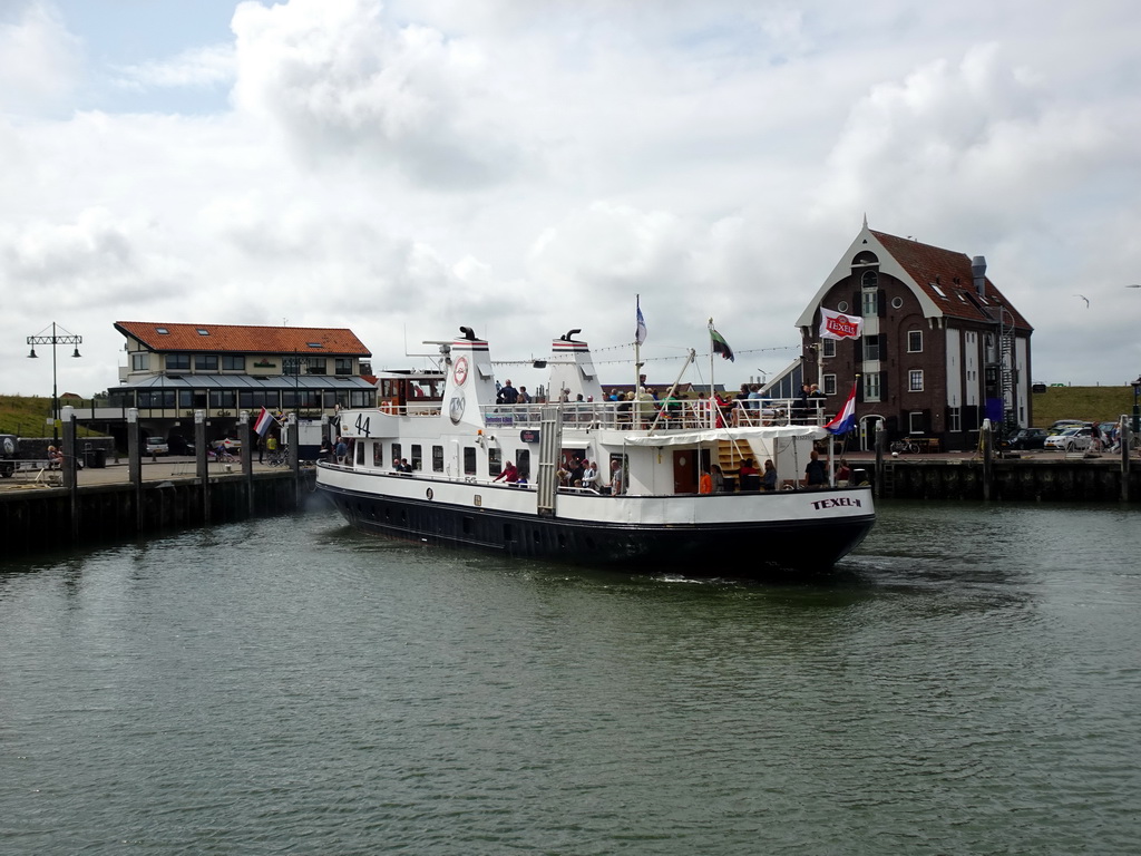 Tour boat in the harbour of Oudeschild