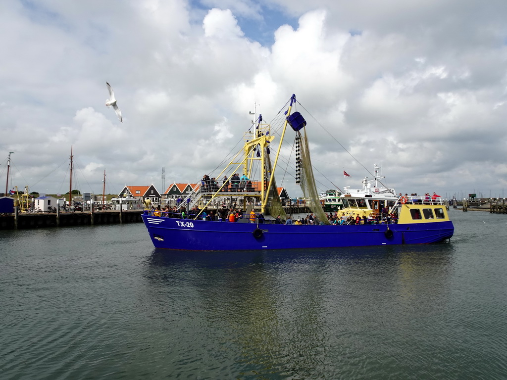 Tour boat arriving in the harbour of Oudeschild