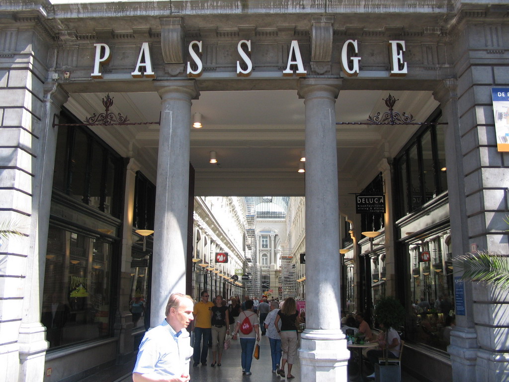 Entrance to the Passage shopping mall at the corner of the Gravenstraat and Kettingstraat streets