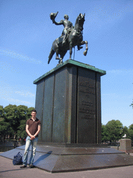 Tim with the equestrian statue of King Willem II at the Buitenhof square