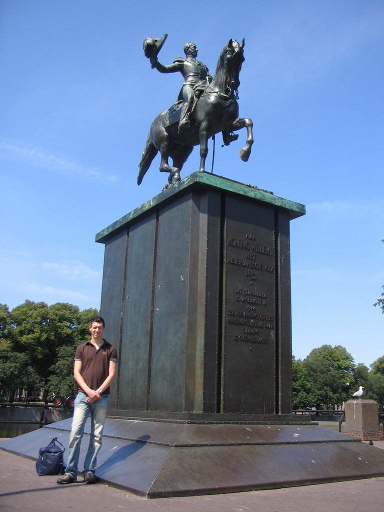 Tim with the equestrian statue of King Willem II at the Buitenhof square