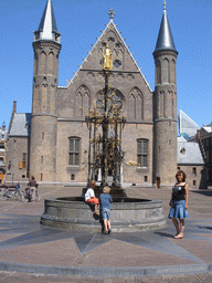 Miaomiao with the fountain and the Ridderzaal building at the Binnenhof square