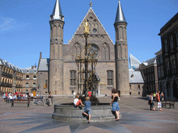 Miaomiao with the fountain and the Ridderzaal building at the Binnenhof square