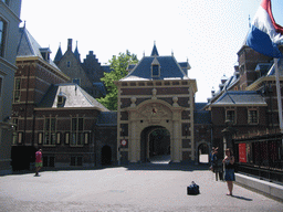 Miaomiao with the gate at the northeast side of the Binnenhof square