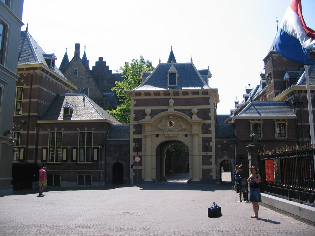 Miaomiao with the gate at the northeast side of the Binnenhof square