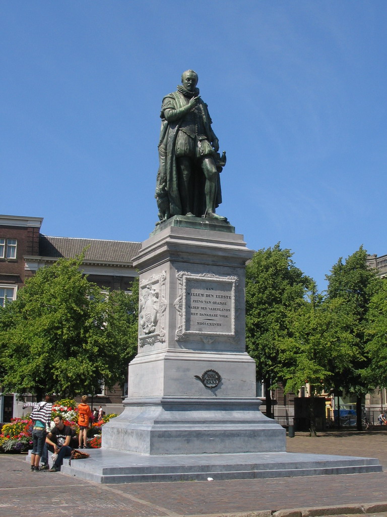 Statue of King Willem I on the Plein square
