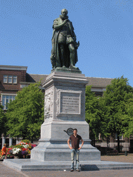 Tim with the statue of King Willem I on the Plein square