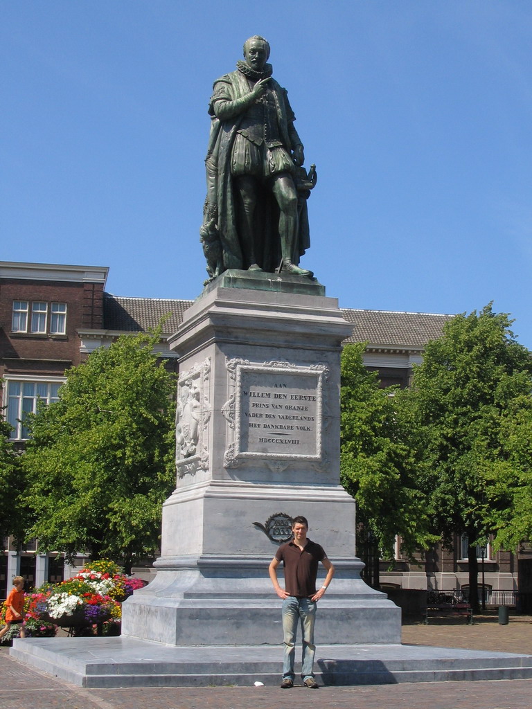 Tim with the statue of King Willem I on the Plein square