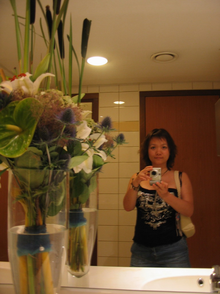 Miaomiao and a vase with plants at the Dorint Novotel hotel