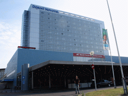 Tim in front of the Dorint Novotel hotel at the Churchillplein square