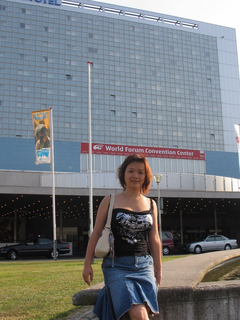 Miaomiao in front of the Dorint Novotel hotel at the Churchillplein square