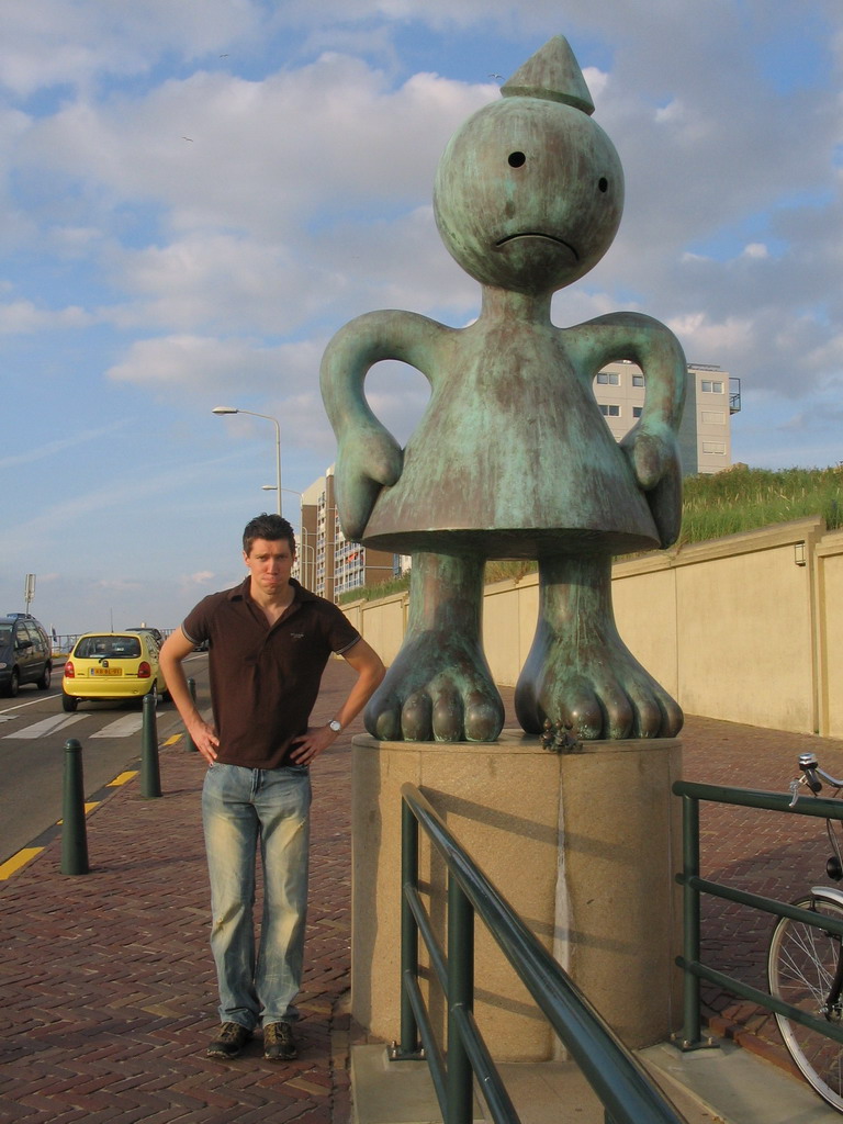 Tim with a statue at the Strandweg street of Scheveningen