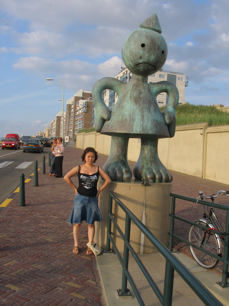 Miaomiao with a statue at the Strandweg street of Scheveningen