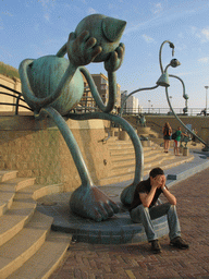 Tim with statues at the Strandweg street of Scheveningen