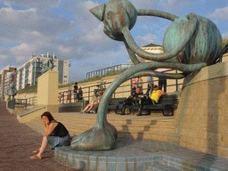 Miaomiao with statues at the Strandweg street of Scheveningen