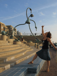 Miaomiao with statues at the Strandweg street of Scheveningen