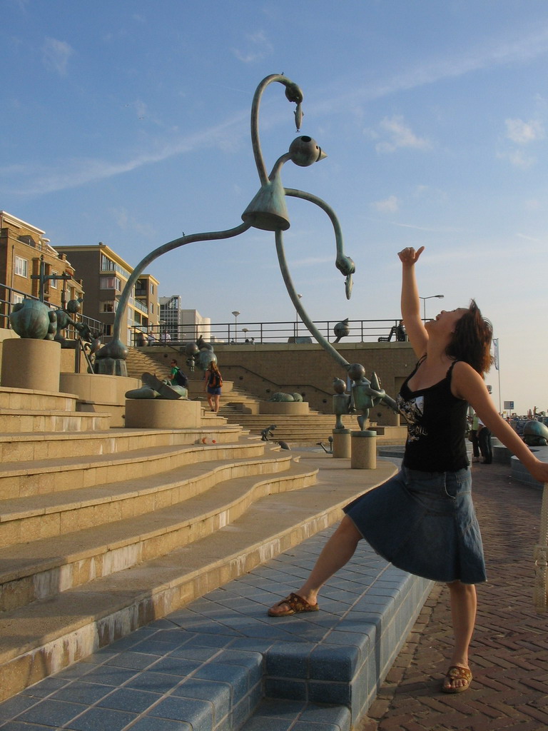 Miaomiao with statues at the Strandweg street of Scheveningen