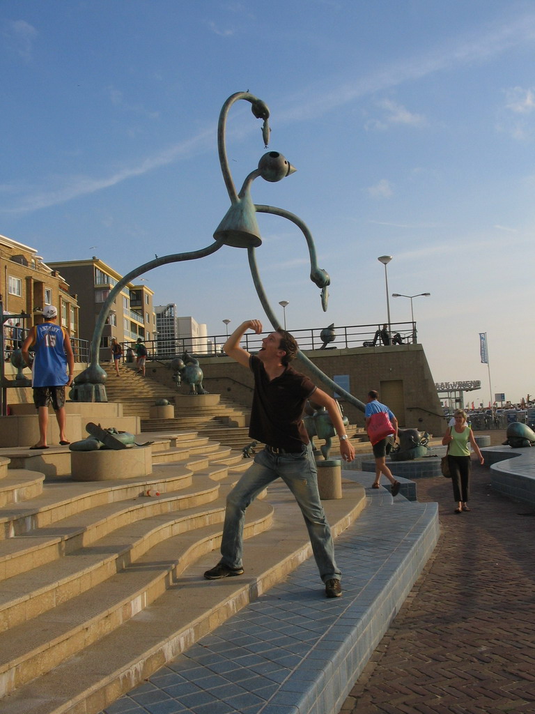 Tim with statues at the Strandweg street of Scheveningen