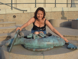 thehague_1_055 - 238 kb - 1024x768 - Miaomiao with a statue at the Strandweg street of Scheveningen Miaomiao with a statue at the Strandweg street of Scheveningen