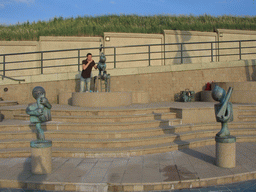 Tim with statues at the Strandweg street of Scheveningen