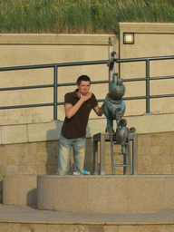 Tim with a statue at the Strandweg street of Scheveningen