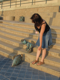 Miaomiao with a statue at the Strandweg street of Scheveningen