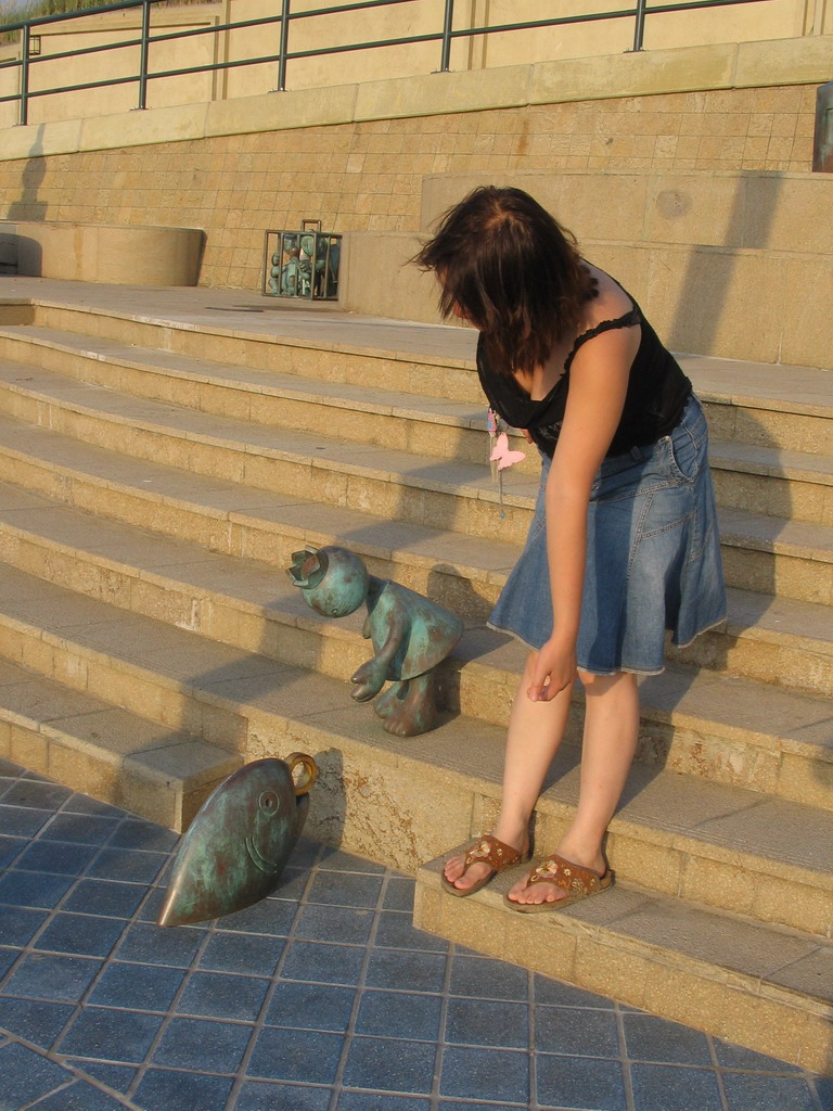 Miaomiao with a statue at the Strandweg street of Scheveningen