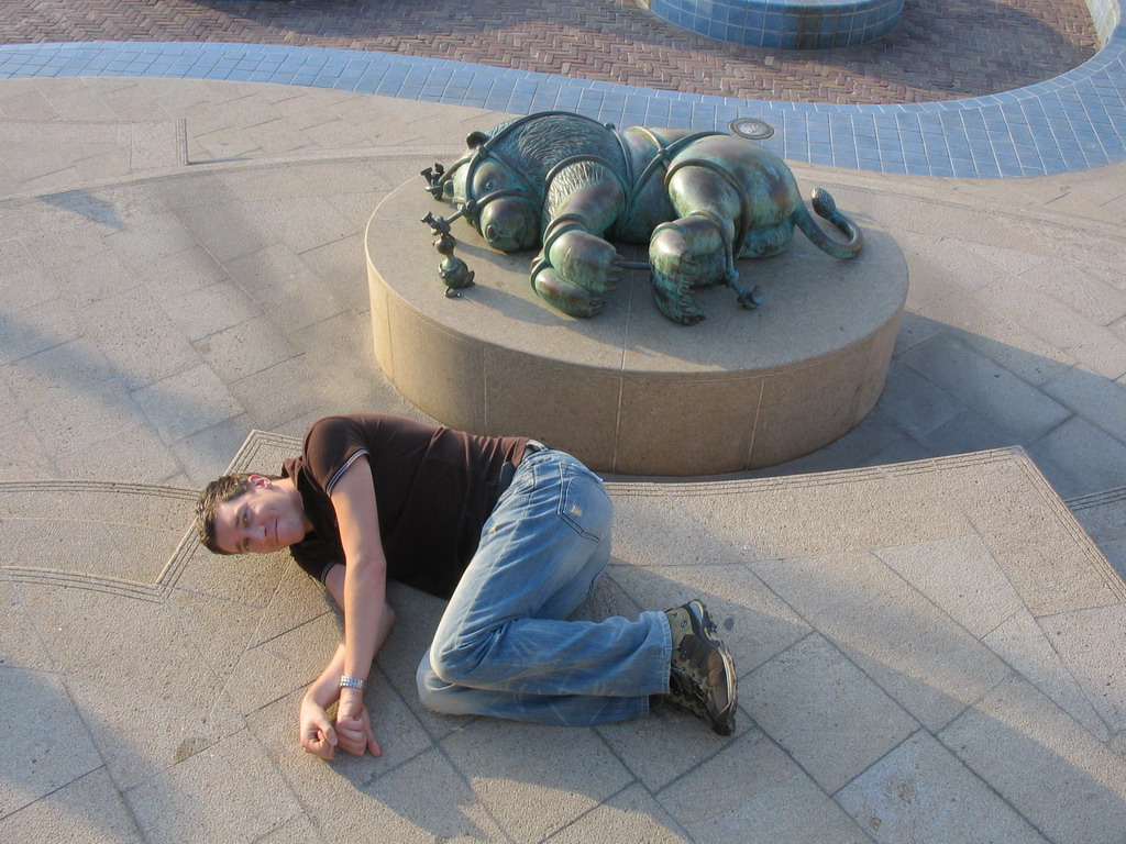 Tim with a statue at the Strandweg street of Scheveningen