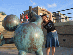 Miaomiao with a statue at the Strandweg street of Scheveningen