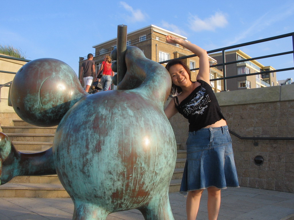 Miaomiao with a statue at the Strandweg street of Scheveningen