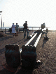 Tim with a statue at the Strandweg street of Scheveningen