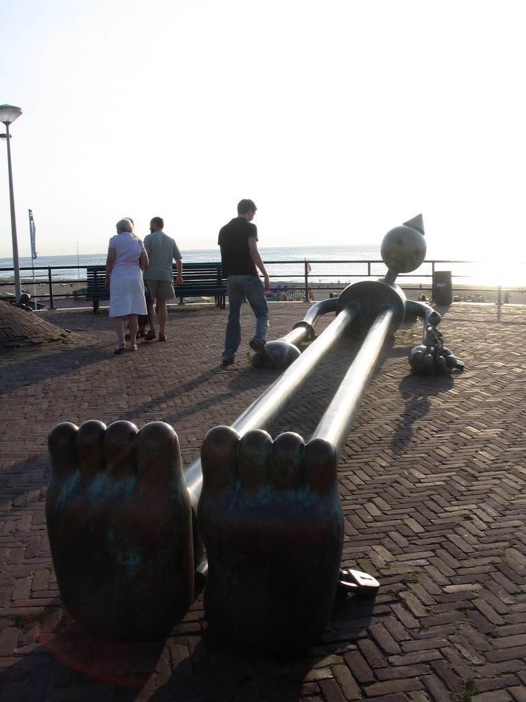 Tim with a statue at the Strandweg street of Scheveningen