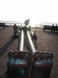 Tim with a statue at the Strandweg street of Scheveningen