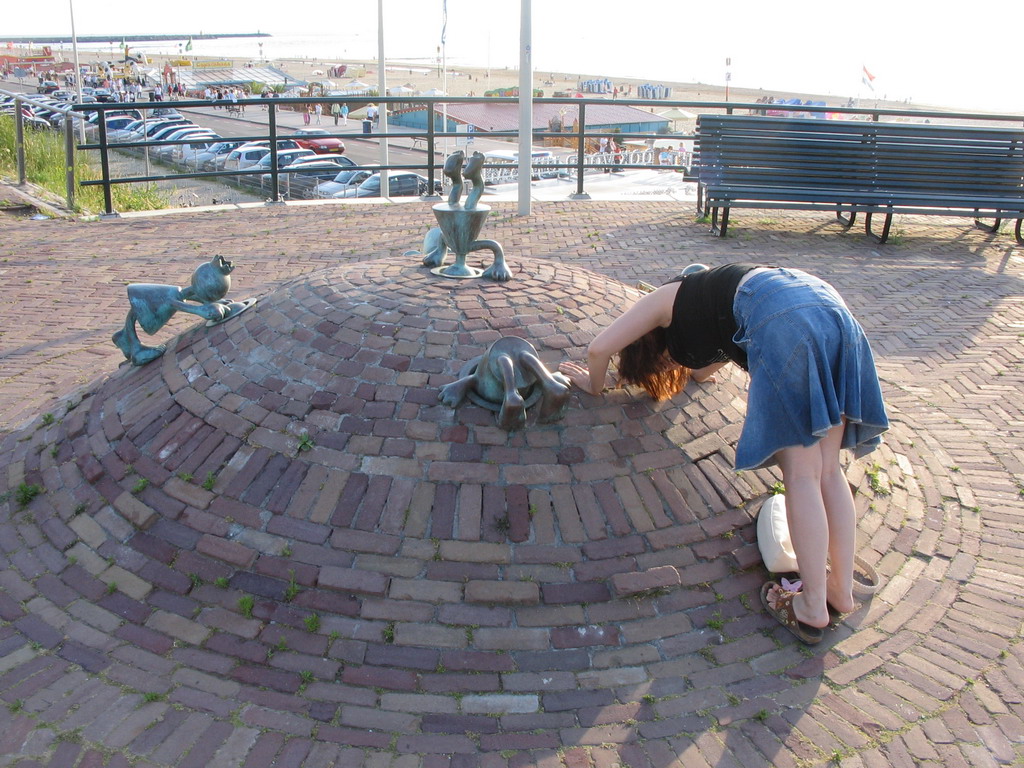 Miaomiao with statues at the Strandweg street of Scheveningen