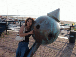 Miaomiao with a statue at the Strandweg street of Scheveningen