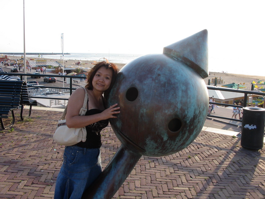 Miaomiao with a statue at the Strandweg street of Scheveningen