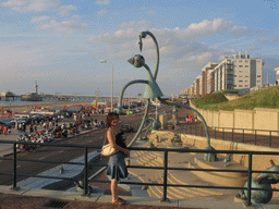 Miaomiao with statues at the Strandweg street and the Pier of Scheveningen