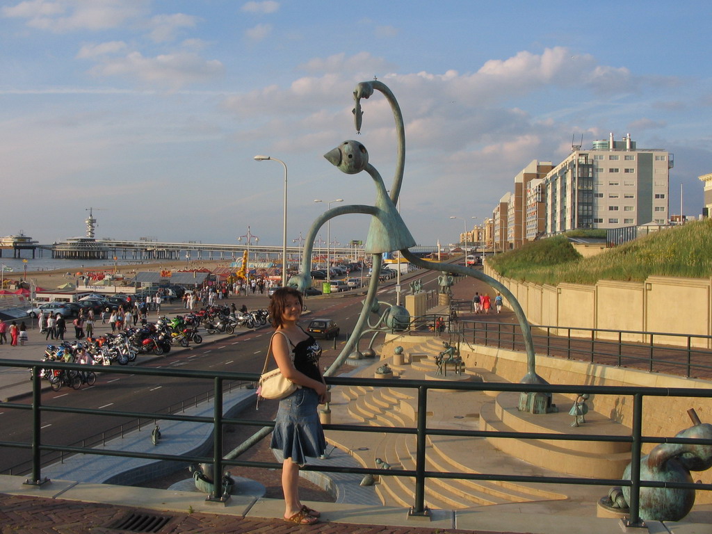 Miaomiao with statues at the Strandweg street and the Pier of Scheveningen