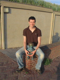 Tim with a statue at the Strandweg street of Scheveningen