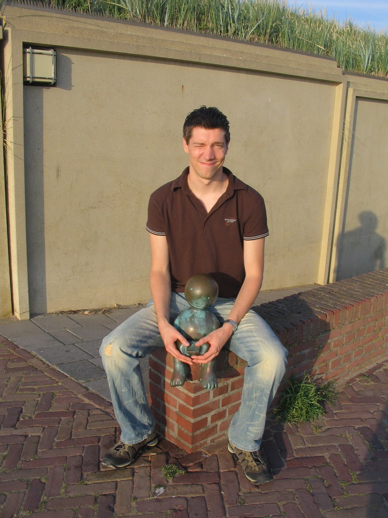 Tim with a statue at the Strandweg street of Scheveningen