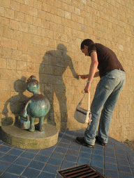 Tim with a statue at the Strandweg street of Scheveningen