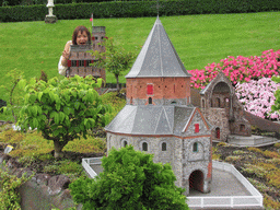 Miaomiao with scale models of the St. Nicholas chapel and the Barbarossa ruin of the Valkhof park and the Belvédère tower of Nijmegen at the Madurodam miniature park