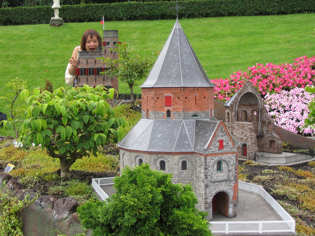 Miaomiao with scale models of the St. Nicholas chapel and the Barbarossa ruin of the Valkhof park and the Belvédère tower of Nijmegen at the Madurodam miniature park