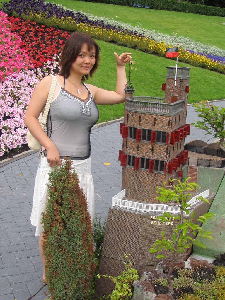 Miaomiao with a scale model of the Belvédère tower of Nijmegen at the Madurodam miniature park