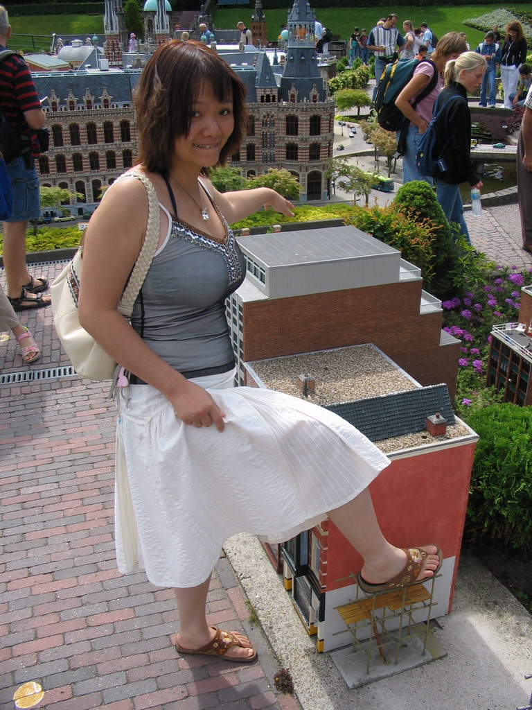 Miaomiao with a scale model of a building at the Madurodam miniature park