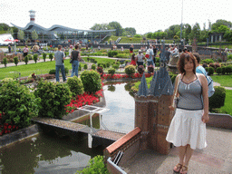Miaomiao with a scale model of the Sassenpoort gate of Zwolle at the Madurodam miniature park