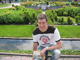 Tim with a scale model of the Huis ten Bosch palace of The Hague at the Madurodam miniature park