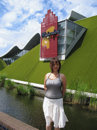 Miaomiao in front of the Madurodam miniature park