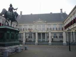 Paleis Noordeinde and a statue of Willem van Oranje